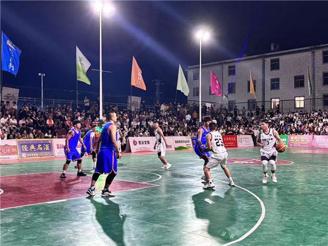 村BA, 游客一边观 村BA, 游客一边观